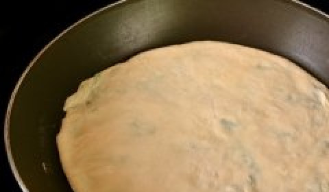 1. Этап. Хычины с сыром: Поджариваем хычины на сухой сковороде. После разогревания сковороды огонь делаем умеренным.