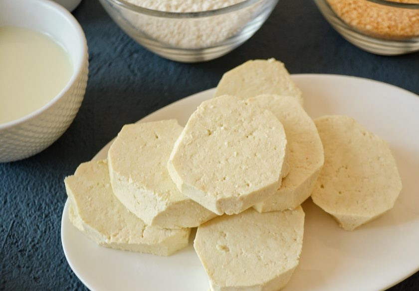 1. Этап. Соевые наггетсы: Промокните кусочки тофу бумажными салфетками, чтобы убрать лишнюю жидкость. Затем ножом придайте им овальную форму.