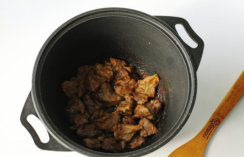 1. Этап. Баранина тушеная с квашеной капустой: Мясо готово и приобрело легкую румяную корочку.