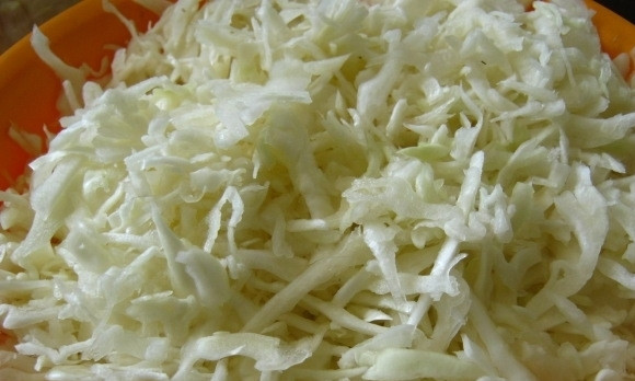 1. Этап. Тушеная капуста: Капусту нашинкуйте и подавите руками.