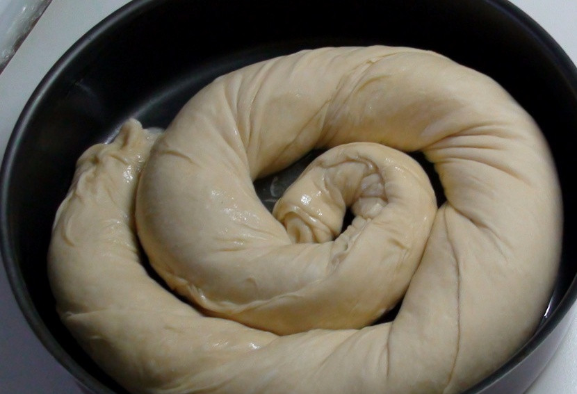 1. Этап. Слоеные вертуты: Форму для выпекания смазываем растительным маслом и выкладываем на нее рулет, свернув его улиткой. Оставляем вертуту на 20-25 минут подойти, а затем смазываем взбитым яйцом и отправляем в разогретую до 180 градусов духовку на 40-45 минут. То же самое проделываем с остальным тестом, всего должно получиться 3 довольно большие вертуты.