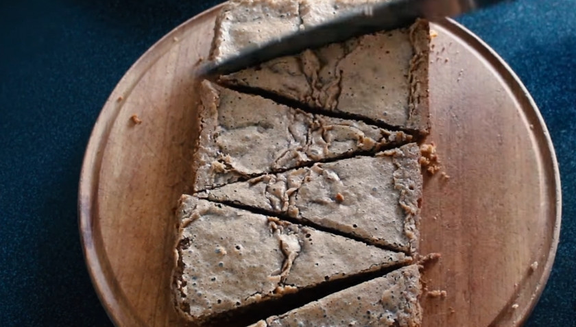 1. Этап. Брауни Елочки: 5. Смажьте форму для выпекания брауни сливочным маслом, залейте в неё тесто. При выборе формы для выпекания учтите тот факт, что брауни должен получиться высотой 1-2 см. Выпекайте в разогретой до 180 градусов духовке 30 минут. Готовность проверьте деревянной шпажкой. Разрежьте остывший брауни в форме елочек.