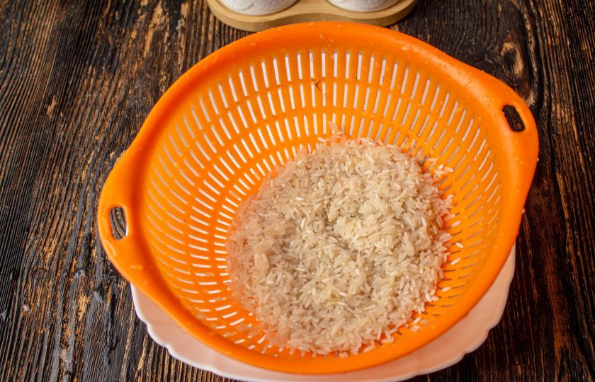 1. Этап. Нежный рис на кефире: Рис хорошо промойте, откиньте на сито, чтобы стекла лишняя вода.