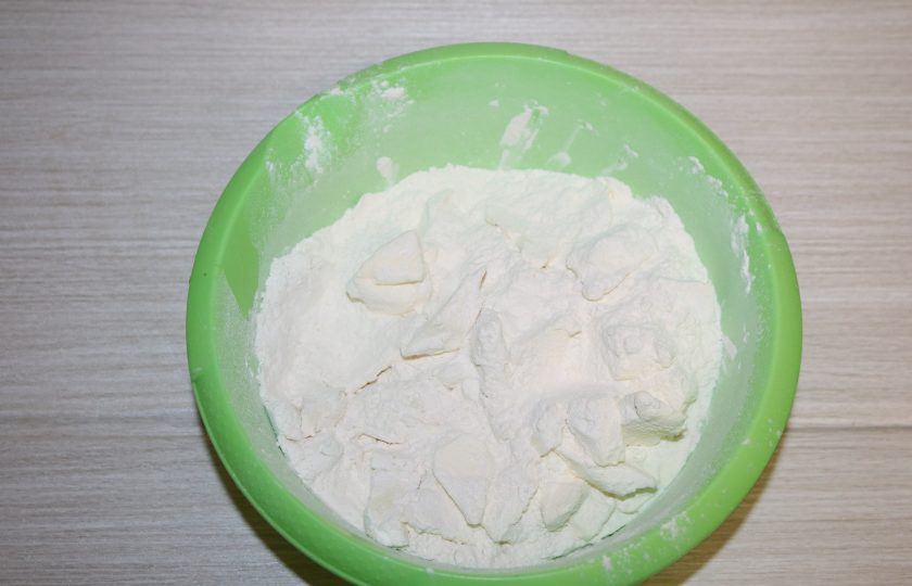 1. Этап. Кокосовый Наполеон: К маргарину добавьте муку, перетрите массу в крошку.