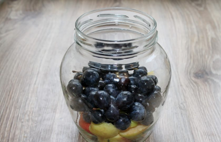 1. Этап. Компот из яблок и терна на зиму: Добавьте в банку с яблоками терн.