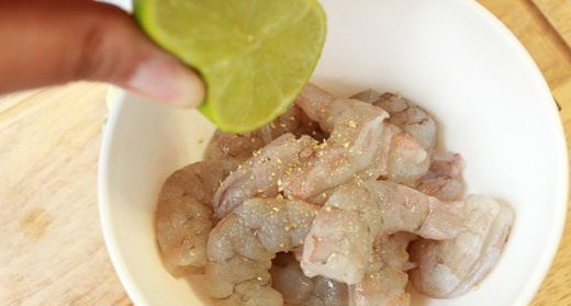 1. Этап. Cуп пюре с креветками: Сырые крупные креветки очистите от панциря и голов. Затем вымойте и выложите в пиалу. Добавьте соль, белый перец и сок лайма. Оставьте креветки мариноваться минут на 20.