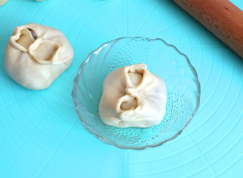 1. Этап. Манты с индейкой: В чашку налейте 50 мл. растительного масла. Каждый мант обмакните донышком в масло.