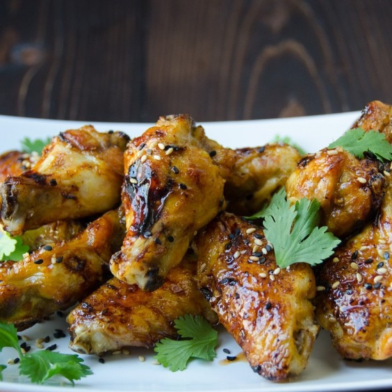 1. Этап. Острые куриные крылышки с медом: Готовое блюдо посыпьте кунжутом и кинзой. Подавайте с оставшимся соусом. Приятного аппетита!