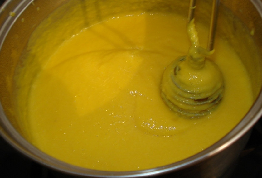 1. Этап. Заварной крем без муки: Теперь на водяной бане варим и постоянно помешиваем наш крем. До загустения.