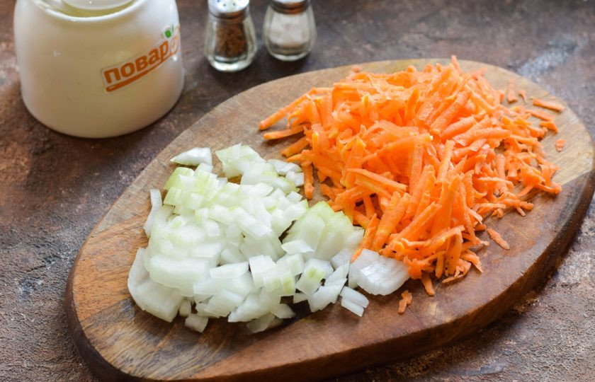 1. Этап. Овощное рагу с рисом и баклажанами: Очистите лук и морковь, вымойте и просушите. Натрите морковь на средней терке, лук нарежьте кубиками.