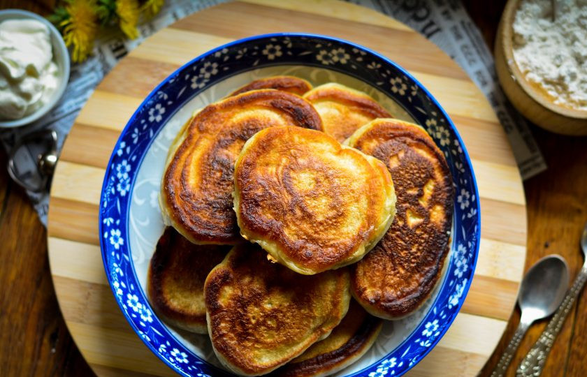 1. Этап. Оладьи на кефире как пух: Готовые оладьи подавайте к столу в горячем виде. Дополнить их всегда можно сметаной или вареньем. Приятного аппетита!