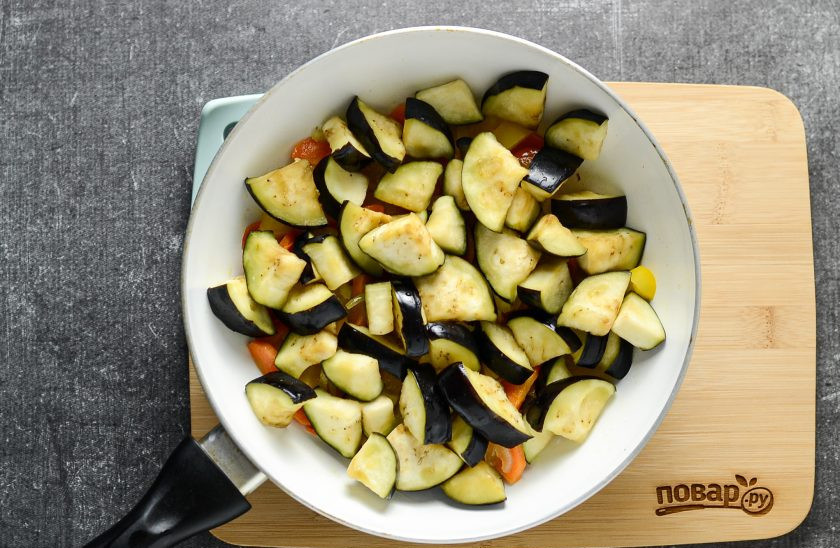 1. Этап. Соте из баклажанов: Баклажаны промойте в холодной воде и отожмите. Добавьте к остальным овощам. Перемешайте и жарьте на небольшом огне 5-7 минут.