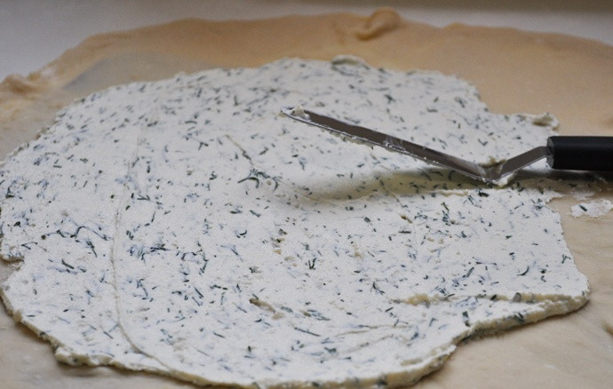 1. Этап. Тонкие лепешки с зеленью: Тонким слоем разложите начинку.