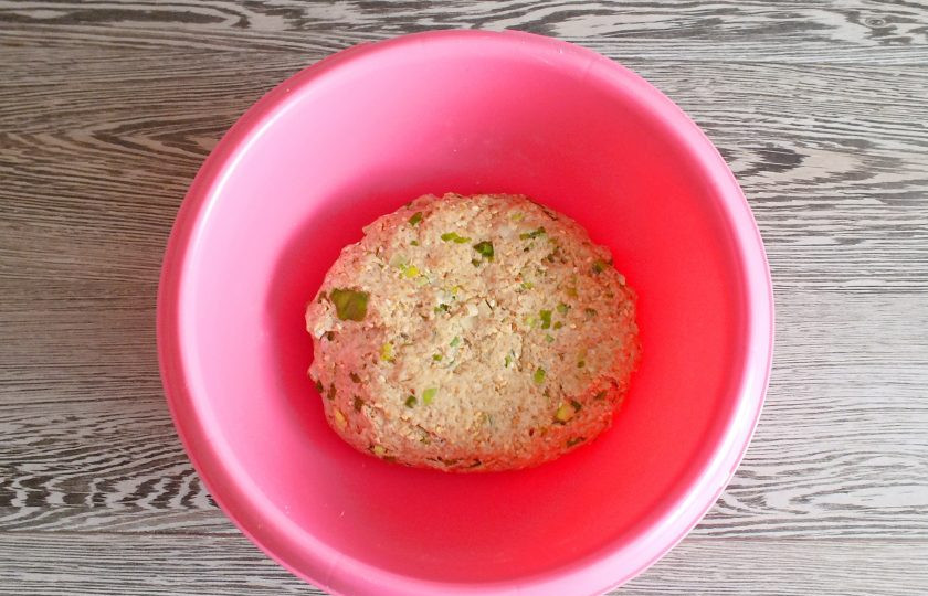 1. Этап. Печенье с кунжутом Чиполлино: Как только тесто станет трудно перемешивать, месите руками. Сначала оно будет немного рассыпаться, но постепенно соберется в комок. Готовое тесто округлите.