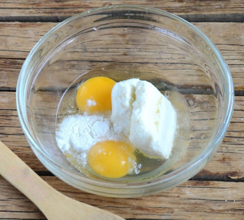 1. Stage. Ducane Bread: Grind the cottage cheese with eggs until smooth. Add baking powder at the end.