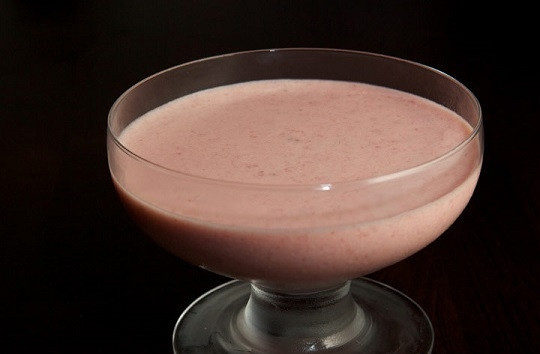 1. Этап. Праздничный ужин на день рождения: 10. На десерт, кроме традиционного праздничного торта, хочу также предложить легкий вариант. Это взбитая в пюре ягода (клубника в данном случае) со сливками, сахаром и желатином. Очень классный и вкусненький десерт, особенно после сытного застолья. Вот и все, надеюсь, что мой вариант, как сделать праздничный ужин на день рождения придется вам по вкусу.