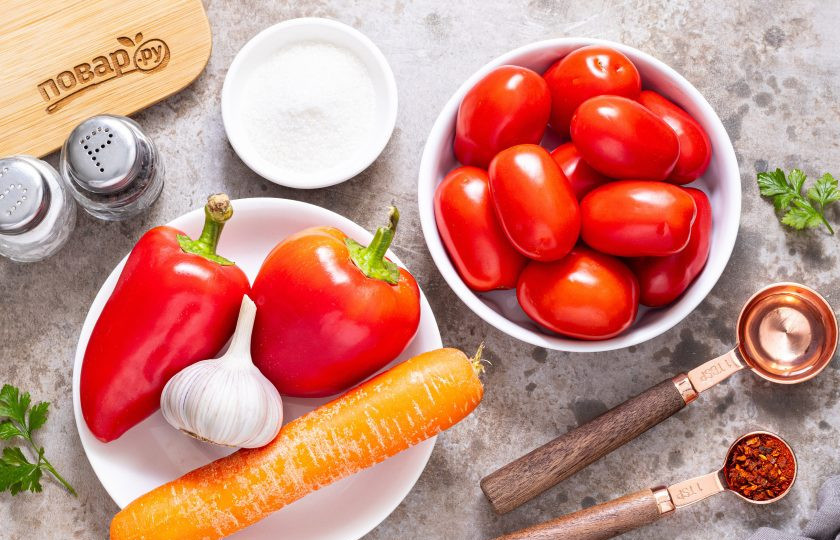 1. Этап. Помидоры в овощной заливке: Подготовьте все ингредиенты. Все овощи предварительно помойте, обсушите.