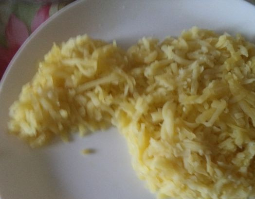 1. Этап. Салат Коза: 6. Теперь начинаем придавать форму из продуктов. Первый слой у нас будет из картофеля. Не забудьте его присолить и каждый слой смазывать майонезом.