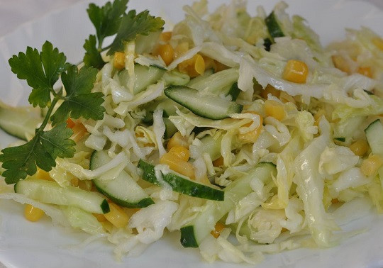 1. Этап. Простой салат с кукурузой консервированной: 5. Выжать из лимона сок и соединить его с оливковым маслом. При желании в заправку также можно добавить немного жидкости от кукурузы. Посолить и поперчить все по вкусу и тщательно перемешать. Вот и все, салат готов и его можно подавать к столу.