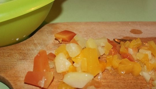 1. Этап. Тарталетки с курицей и ананасом: 2. Измельчите консервированные ананасы (можно свежие).