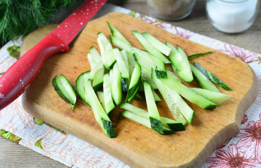 1. Этап. Салат из омлета и колбасы: Нарежьте огурцы полосками.