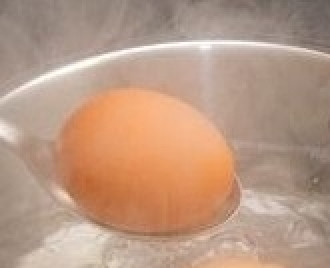 1. Этап. Яйца по-китайски: 1. Первым делом варим яйца: кладем их в холодную воду, доводим до кипения и варим 7 минут.