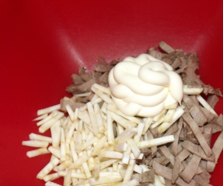 1. Этап. Салат из языка с грецкими орехами: 3. Выложите все в глубокую мисочку. Добавьте майонез по вкусу, аккуратно перемешайте. Орешки подсушите на сковороде и измельчите.