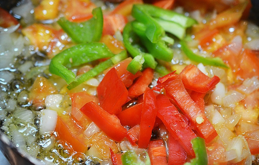 1. Этап. Цыпленок Чилиндрон по-арагонски: Добавьте все перцы. Тушите около 7 минут. Добавьте сахар, соль, перец.