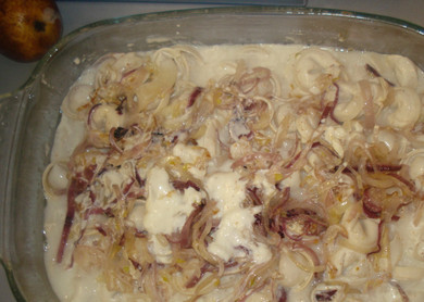 1. Этап. Пельмени, запеченные с сыром: 5. Полученную заправку отправить в форму. Для аромата можно положить также лавровый лист, например.