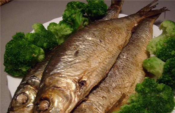 1. Этап. Копченая селедка: 4. После запекания копченая селедка в домашних условиях должна еще немного постоять в духовке до ее остывания, после чего ее можно подавать к столу.