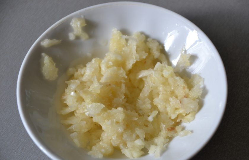 1. Этап. Свекла с хреном и чесноком: Пропустите через пресс чеснок.