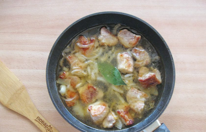 1. Этап. Макароны по-деревенски: После свинину посолите, поперчите, выложите лавровый лист и налейте воду так, чтобы она покрывала мясо.