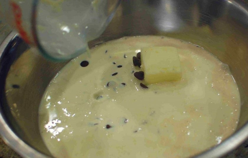 1. Этап. Домашний трюфель: 2. В микроволновой печи или на плите подогрейте хорошенько сливки, но не доводите их до кипения. Влейте сливки к шоколаду и оставьте на 5-7 минут.