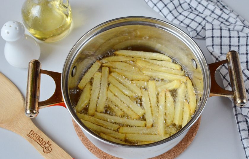 1. Этап. Картофель фри: Когда масло очень хорошо разогреется (я проверяю брусочком картофеля, окунаю край в масло и если оно начинает шипеть, значит можно приступать к жарке), выложите часть картофеля во фритюр и жарьте 8-10 минут, в зависимости от толщины картофеля будет варьироваться время. Смотрите по цвету, как только картофель станет золотистым, значит он готов.