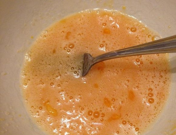 1. Этап. Запеканка из творога и манки: 1. В миску вбейте куриные яйца, добавьте к ним сахар и взбивайте до образования пены. Не ждите растворения крупинок.