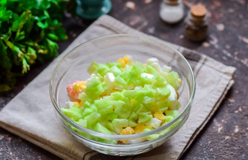 1. Этап. Салат с креветками, мидиями и кальмарами: Свежий огурец нарежьте кубиками и добавьте ко всем ингредиентам. Посолите и поперчите по вкусу.