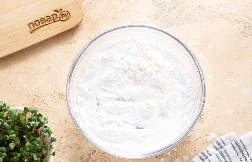 1. Этап. Тток: Влейте горячую воду. Делать это лучше постепенно, воды может потребоваться меньше, чем указано в рецепте.