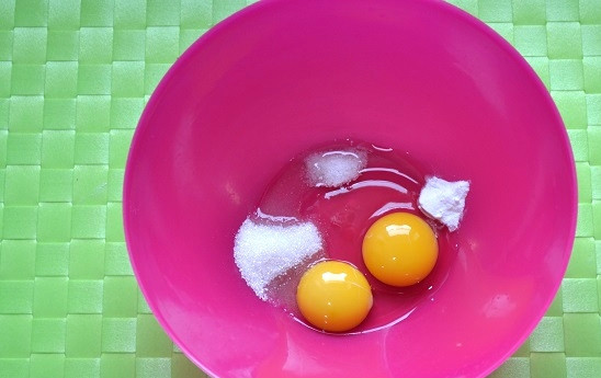 1. Этап. Хворост с медом: 3. Добавьте соль, соду и сахар.