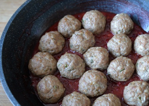 1. Этап. Фрикадельки из индейки в брусничном соусе: Кладём в соус готовые фрикадельки.