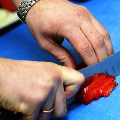 1. Этап. Легкий салат: Перец очищаем от семян и мембран, нарезаем соломкой. Помидор нарезаем тонкими дольками.