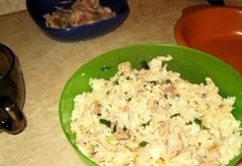 1. Этап. Рисовая запеканка с курицей: Добавьте приправы, специи, а также зелень. Перемешайте.