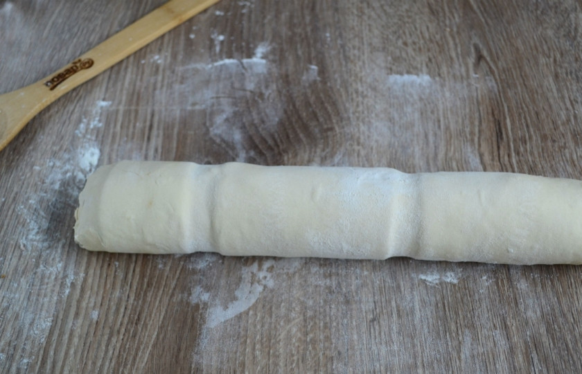 1. Этап. Закусочные булочки (классная идея!): Заверните тесто вместе с начинкой в рулет как можно плотнее.