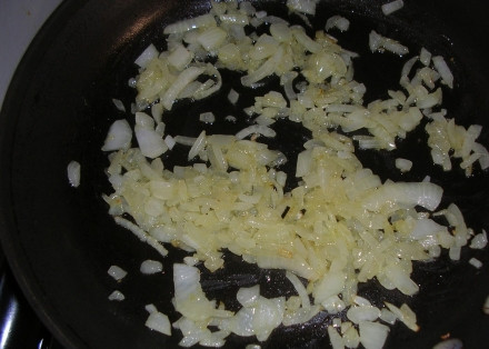 1. Этап. Чихиртма из курицы: Очищаем луковицу, нарезаем на кубики и обжариваем на растительном масле.