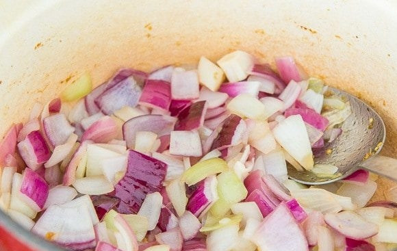 1. Этап. Рататуй из баклажана и цуккини: 2. Затем в этом же масле обжарьте лук кубиками со щепоткой соли. Делайте это также 10 минут.