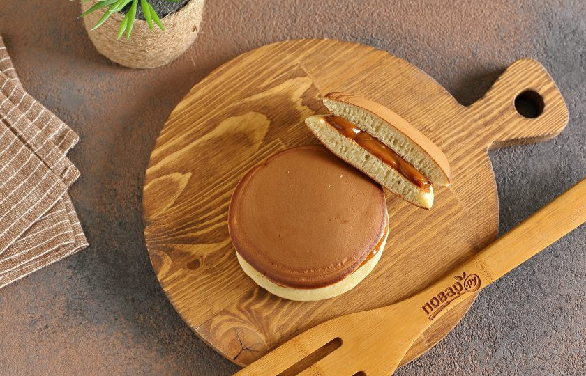 1. Этап. Блины Дораяки: Далее по центру блинчика выложите любую начинку (у меня вареная сгущенка) и накройте парным блинчиком.