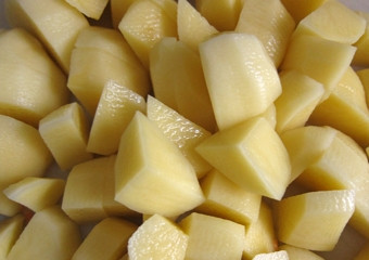 1. Этап. Рассольник с колбасой: Картофель порезать кубиками.