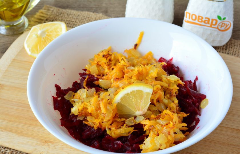 1. Этап. Салат из свеклы с лимонным соком: Салат сбрызните лимонным соком, посолите и поперчите по вкусу. Перемешайте.