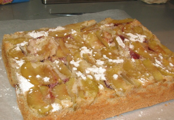 1. Этап. Шарлотка с клубникой и яблоками: Перевернуть пирог и посыпать сахарной пудрой.