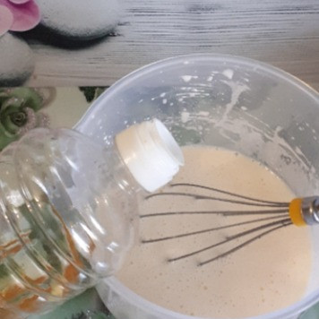 1. Этап. Шоколадные кексы на кефире: Влить растительное масло, хорошо все перемешать