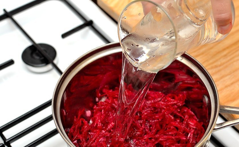 1. Этап. Рецепт борща из свеклы: К рису со свеклой добавьте 2-3 чашки воды или бульона, соль и специи по вкусу.